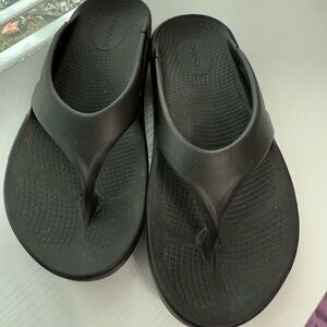 OOFOS Black Supportive Sandals